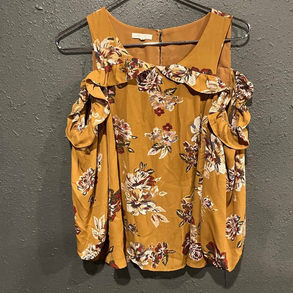 Maurice’s flower mustard blouse in great condition with cold shoulder sleeves.